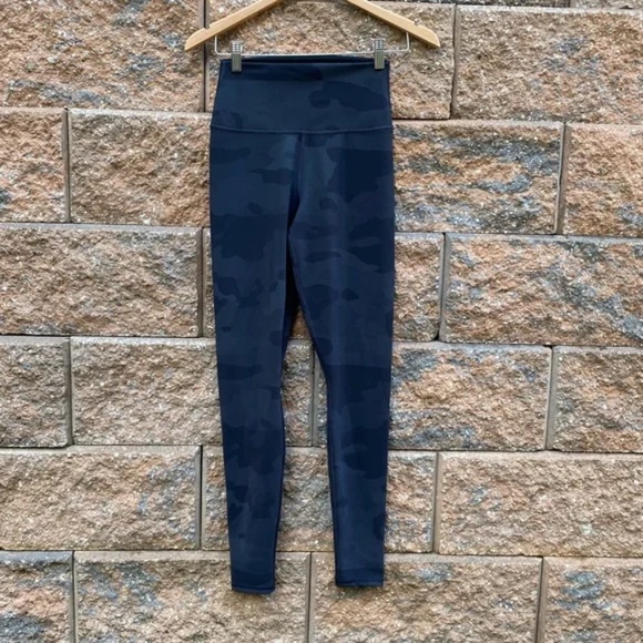 ALO High Waist Vapor Legging in Black & Camouflage Small - Picture 5 of 6